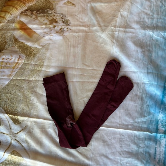 HANES Wine Color Silk Reflections Panty Hose SIZE AB - Picture 4 of 8